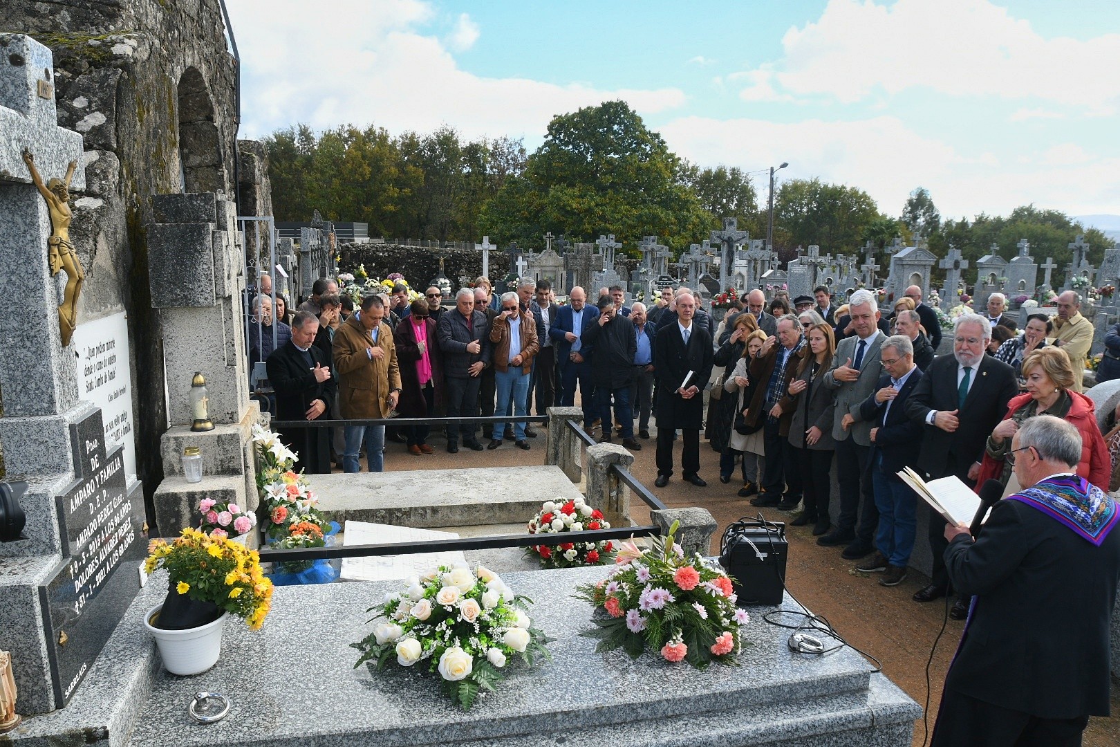 Santalices celebra o compromiso para impulsar o uso do galego nos camposantos e actos fúnebres
